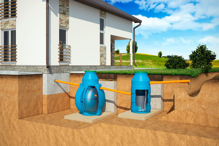 Самотечное отведение очищенной воды в накопительный колодец с дальнейшим принудительным отводом с помощью насоса в придорожную канаву или на грунт